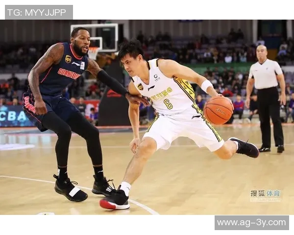 文班在队内训练中化身怪物持球一条龙突破抗飞防守完成双手暴扣